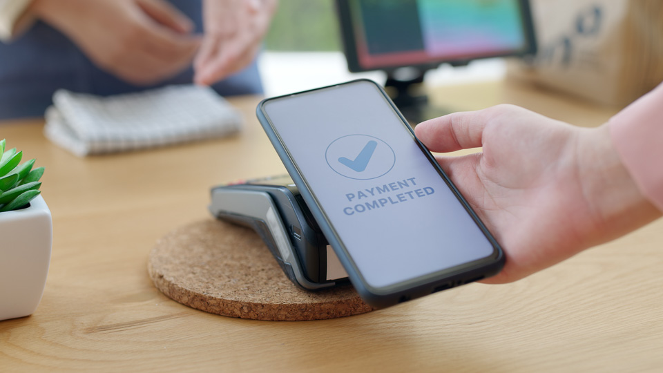 Mobiilimaksu lähimaksulla puhelimen avulla.